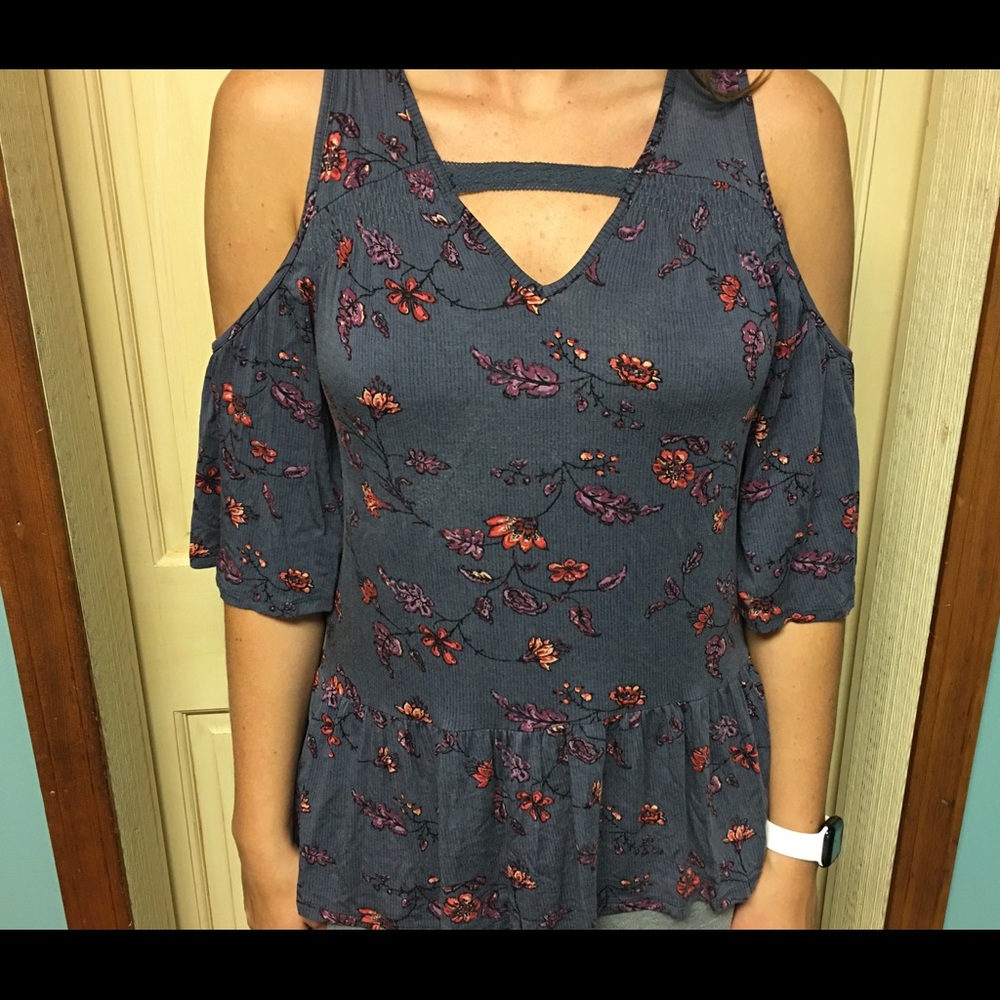 Cold shoulder shirt ✨